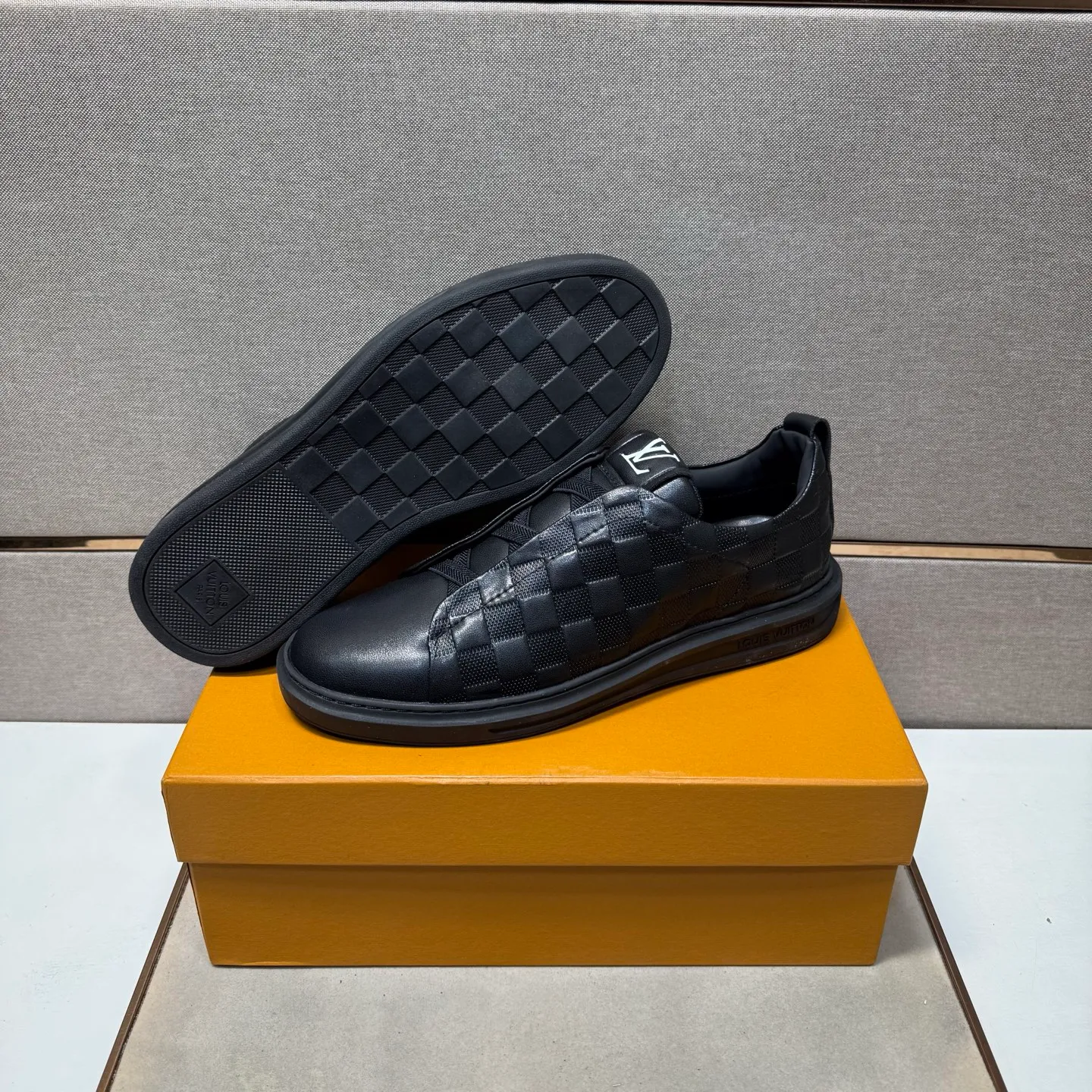 ⬛️Men's shoes 💰p442【LV～】Men's casual shoes 2025z cabinet sales simultaneously 🔶Size: 38-44#️⃣ 🔷2 colors🔜The upper is made of multi-material splicing➕Genuine leather lining, comfortable and breathable, sole: original comfortable and wear-resistant outsole, ⚠️Real shot📱Photographed🎬The real thing is better📢📢📢